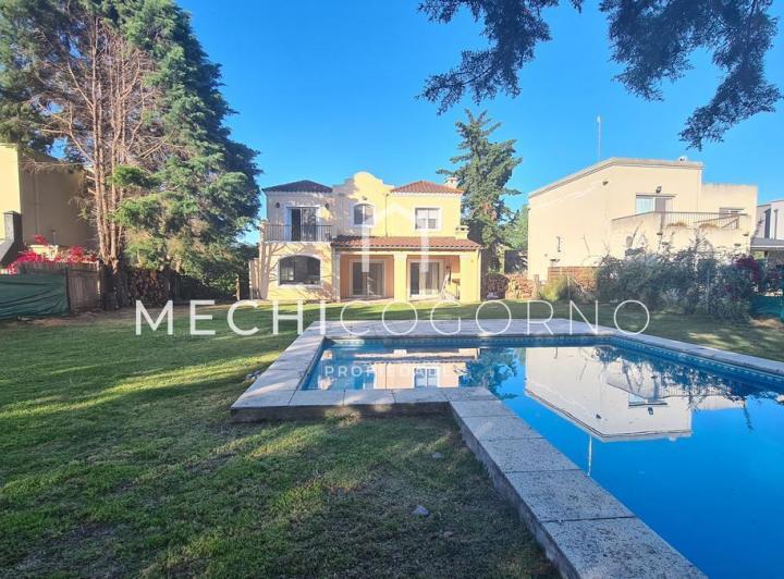Casa · 200m² · 5 Ambientes · 2 Cocheras