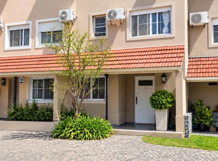 Casa · 180m² · 7 Ambientes · 2 Cocheras