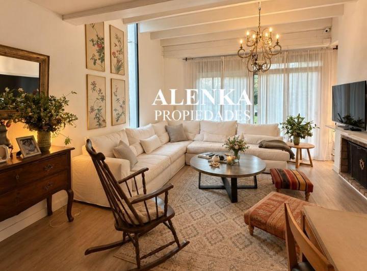 Casa · 220m² · 5 Ambientes