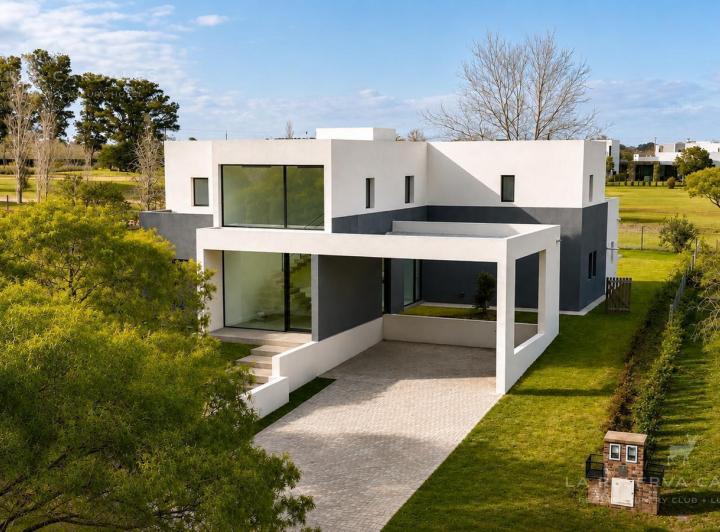 Casa · 255m² · 5 Ambientes · 2 Cocheras