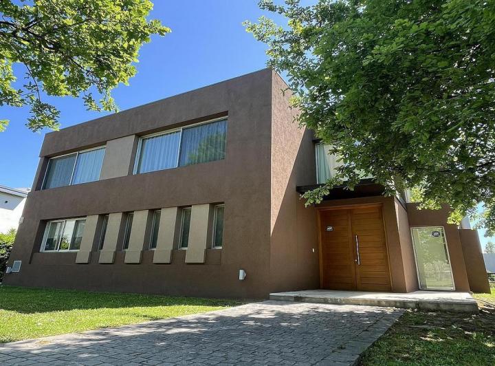 Casa · 390m² · 7 Ambientes