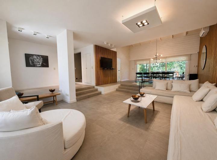 Casa · 550m² · 5 Ambientes · 1 Cochera