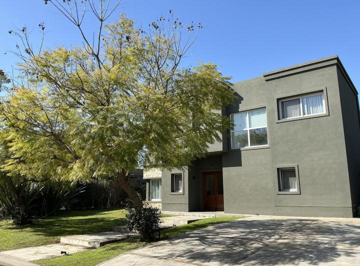 Casa · 335m² · 5 Ambientes · 2 Cocheras