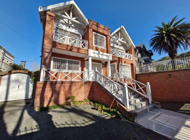 Casa · 550m² · 6 Ambientes · 4 Cocheras