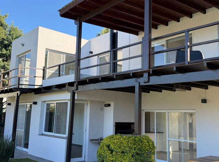 Casa · 153m² · 6 Ambientes · 1 Cochera