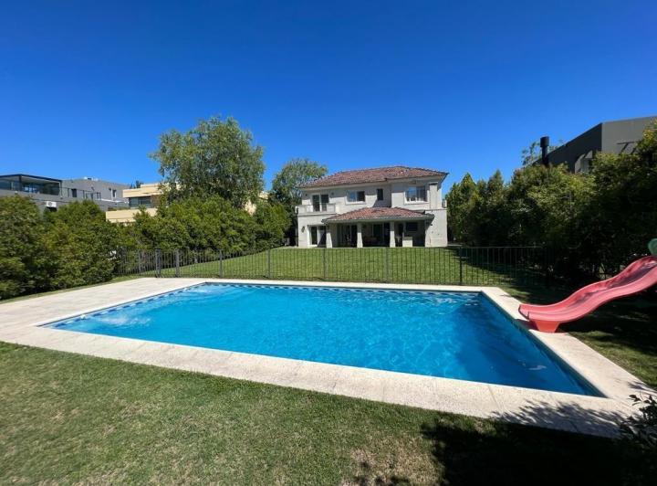 Casa · 250m² · 6 Ambientes · 1 Cochera