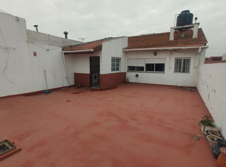 Casa · 250m² · 4 Ambientes · 6 Cocheras