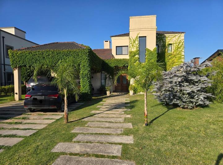 Casa · 210m² · 4 Ambientes · 2 Cocheras