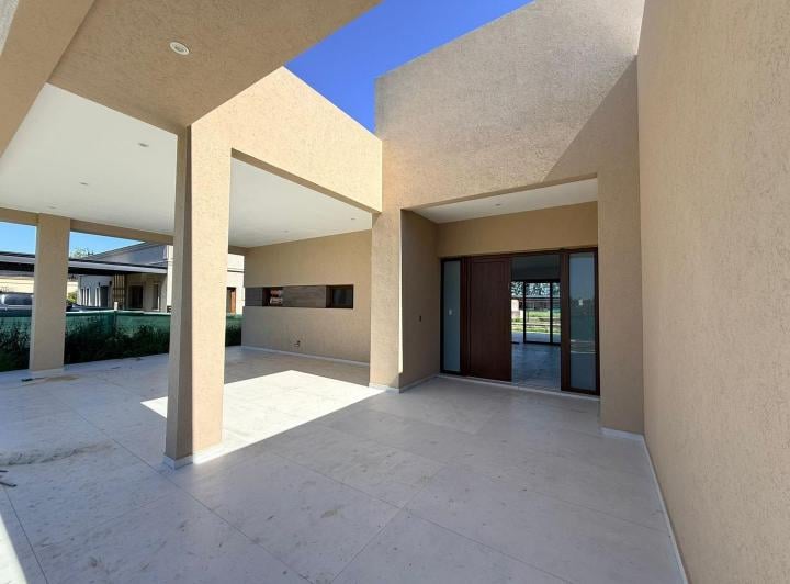 Casa · 211m² · 4 Ambientes · 4 Cocheras