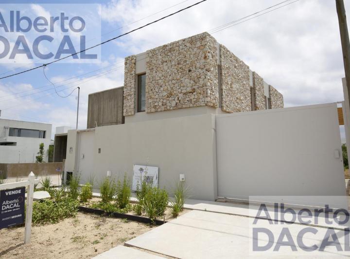Casa · 350m² · 5 Ambientes · 2 Cocheras