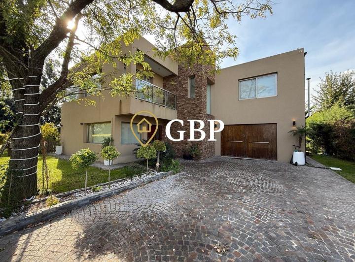 Casa · 220m² · 4 Ambientes · 2 Cocheras