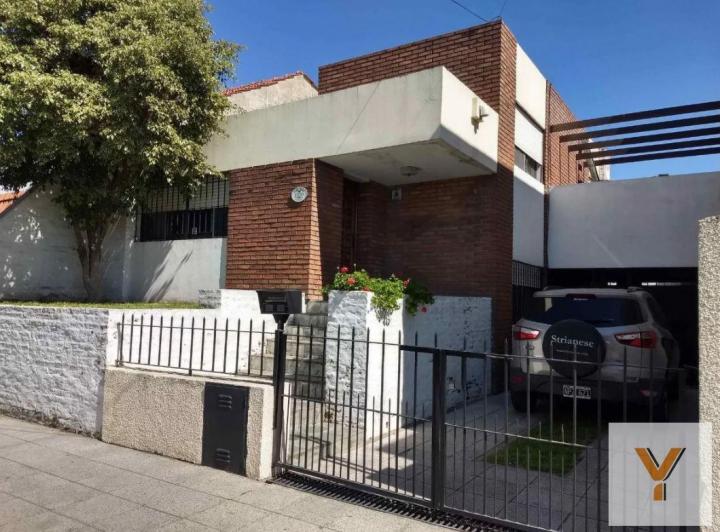 Casa · 210m² · 3 Ambientes · 2 Cocheras