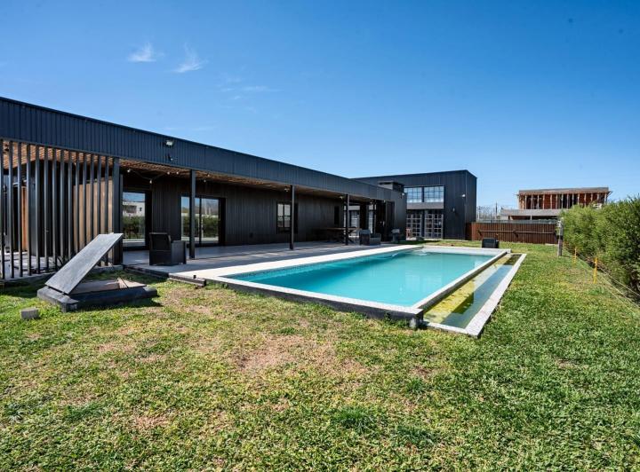 Casa · 260m² · 5 Ambientes · 2 Cocheras