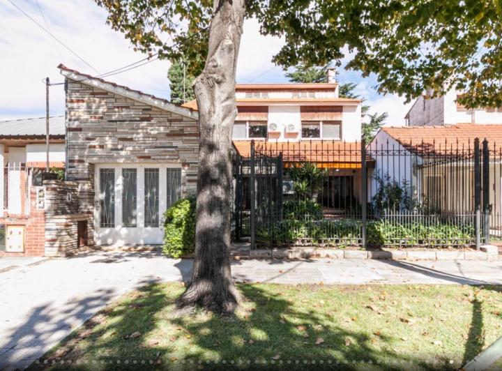 Casa · 370m² · 6 Ambientes · 2 Cocheras