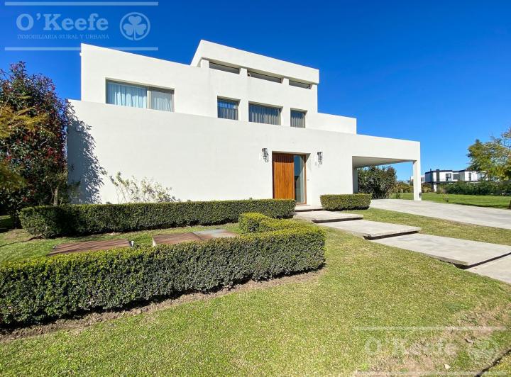Casa · 285m² · 5 Ambientes · 2 Cocheras