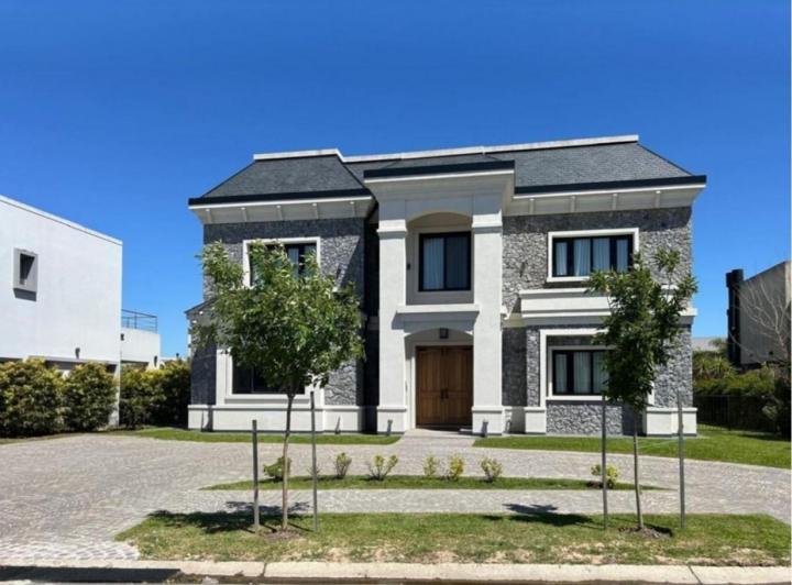 Casa · 298m² · 5 Ambientes · 1 Cochera
