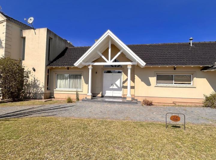 Casa · 867m² · 5 Ambientes · 1 Cochera