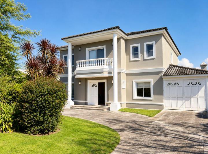 Casa · 211m² · 6 Ambientes · 2 Cocheras
