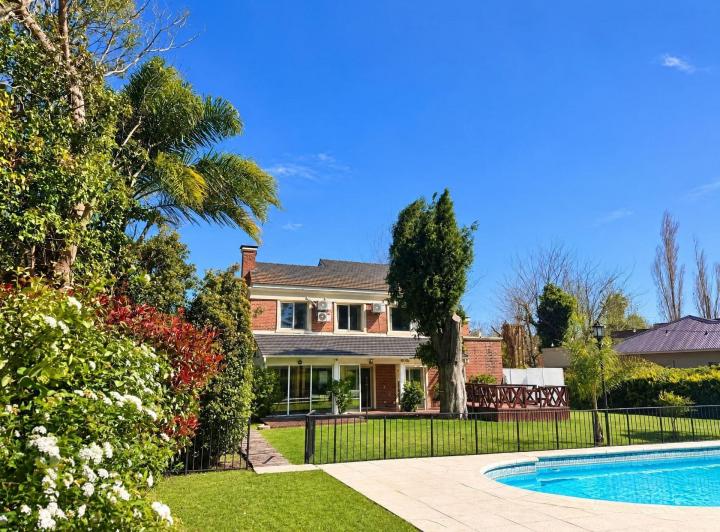 Casa · 260m² · 5 Ambientes · 1 Cochera