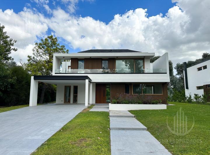 Casa · 320m² · 5 Ambientes · 2 Cocheras