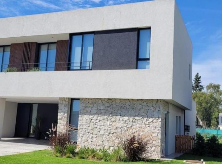 Casa · 200m² · 6 Ambientes · 2 Cocheras