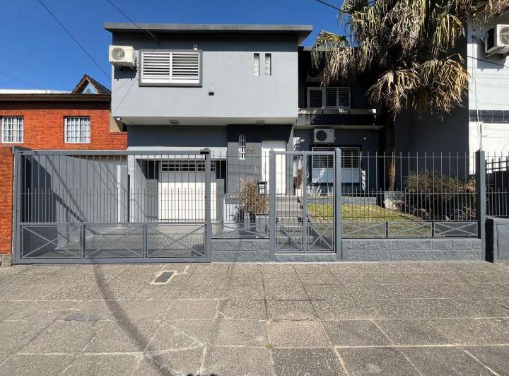 Casa · 250m² · 5 Ambientes · 2 Cocheras