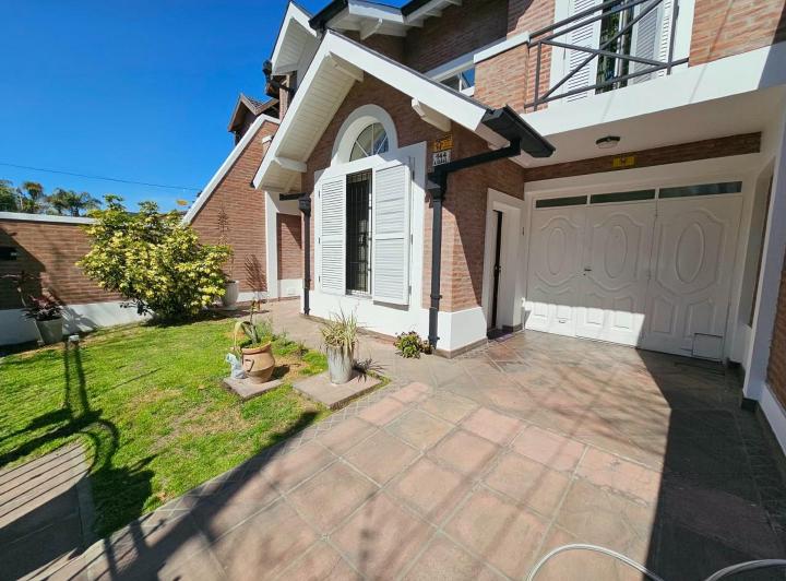 Casa · 200m² · 5 Ambientes · 3 Cocheras
