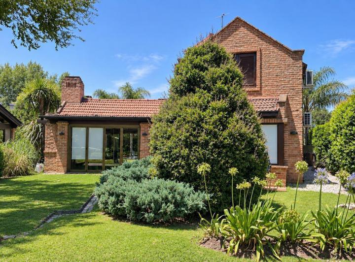 Casa · 180m² · 3 Ambientes · 1 Cochera
