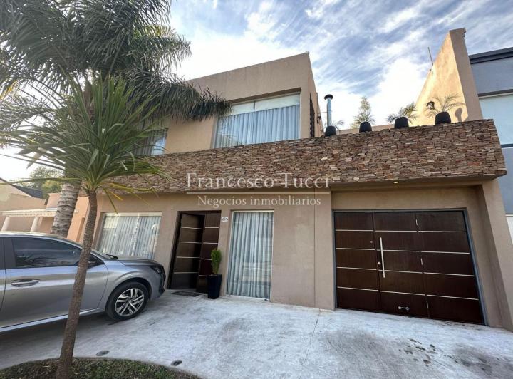 Casa · 215m² · 5 Ambientes · 3 Cocheras