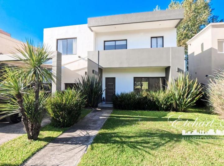 Casa · 196m² · 4 Ambientes · 3 Cocheras