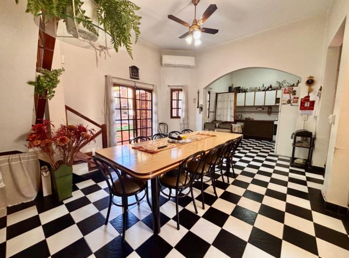 Casa · 250m² · 6 Ambientes · 3 Cocheras