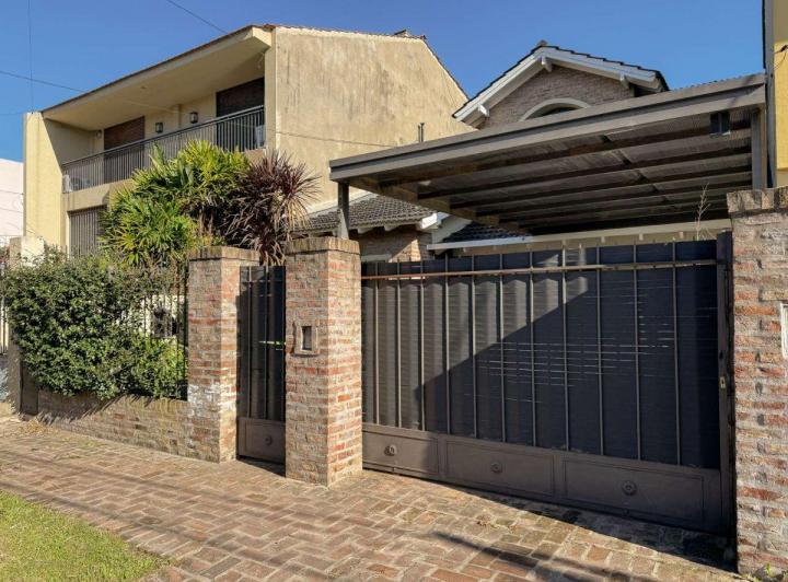 Casa · 213m² · 5 Ambientes · 2 Cocheras