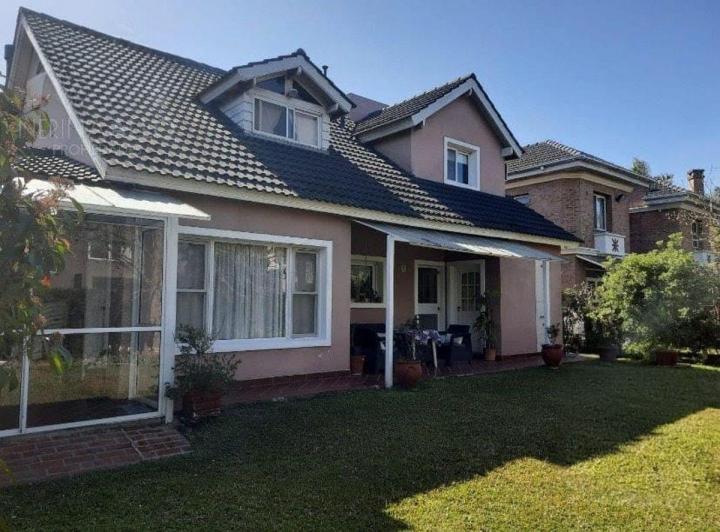 Casa · 240m² · 5 Ambientes · 1 Cochera
