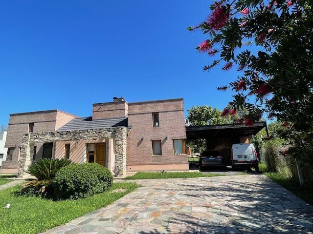 Casa · 198m² · 5 Ambientes · 2 Cocheras