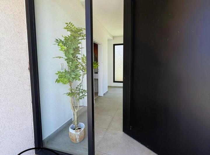 Casa · 320m² · 4 Dormitorios · 4 Cocheras