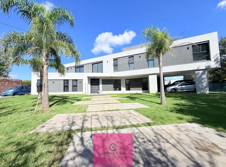 Casa · 350m² · 4 Ambientes · 10 Cocheras