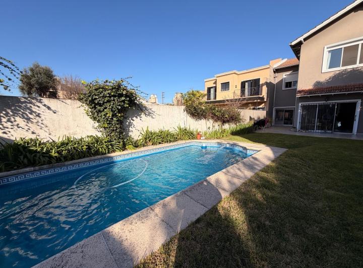 Casa · 390m² · 6 Ambientes · 2 Cocheras