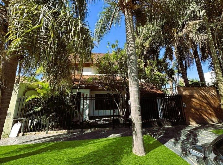 Casa · 210m² · 5 Ambientes · 2 Cocheras