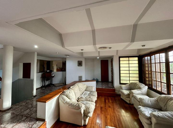 Casa · 260m² · 6 Ambientes · 2 Cocheras