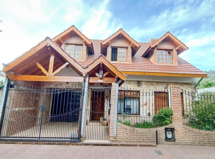 Casa · 180m² · 6 Ambientes · 2 Cocheras