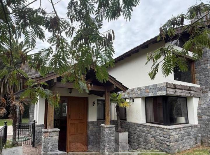 Casa · 240m² · 4 Ambientes