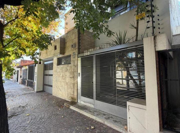 Casa · 320m² · 5 Ambientes · 2 Cocheras