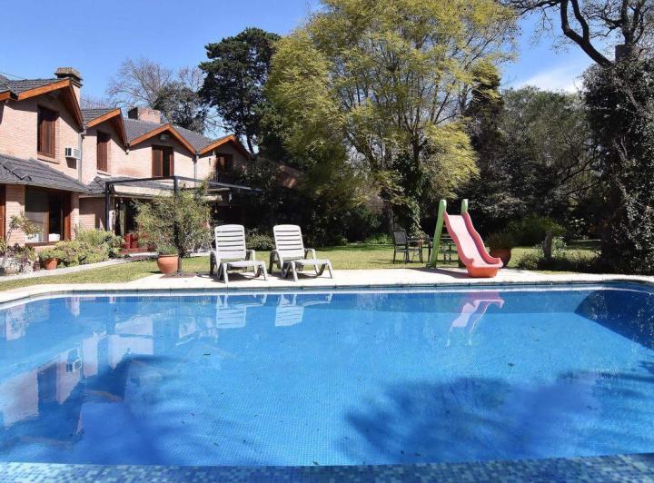 Casa · 350m² · 5 Ambientes · 2 Cocheras
