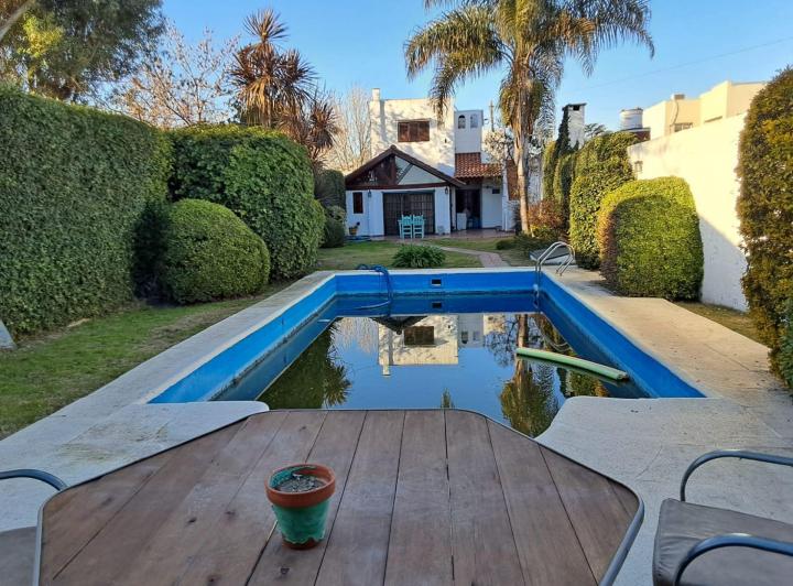 Casa · 215m² · 4 Ambientes · 1 Cochera
