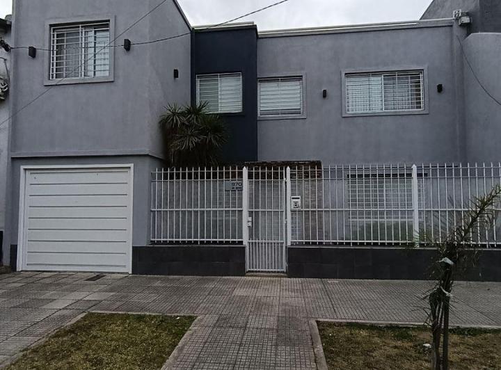 Casa · 200m² · 4 Ambientes · 2 Cocheras