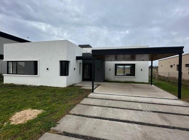 Casa · 170m² · 4 Ambientes · 2 Cocheras