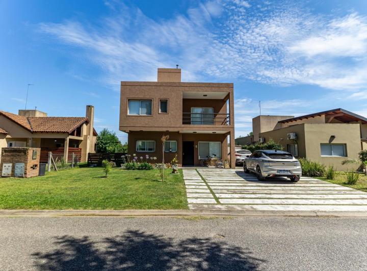 Casa · 180m² · 5 Ambientes · 4 Cocheras