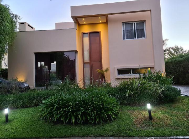 Casa · 300m² · 5 Ambientes