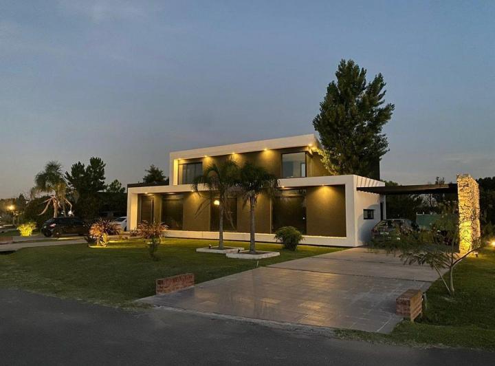 Casa · 340m² · 4 Ambientes · 4 Cocheras