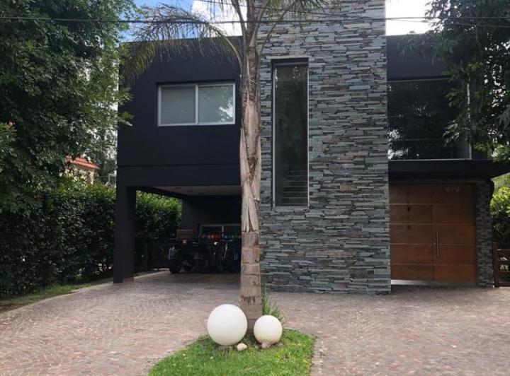 Casa · 230m² · 4 Ambientes · 2 Cocheras
